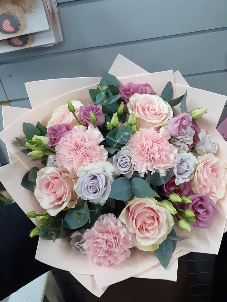 Букет обаятельный в Агидели Букет цветов из: Розы, Гвоздики и Лизиантусы в Агидели